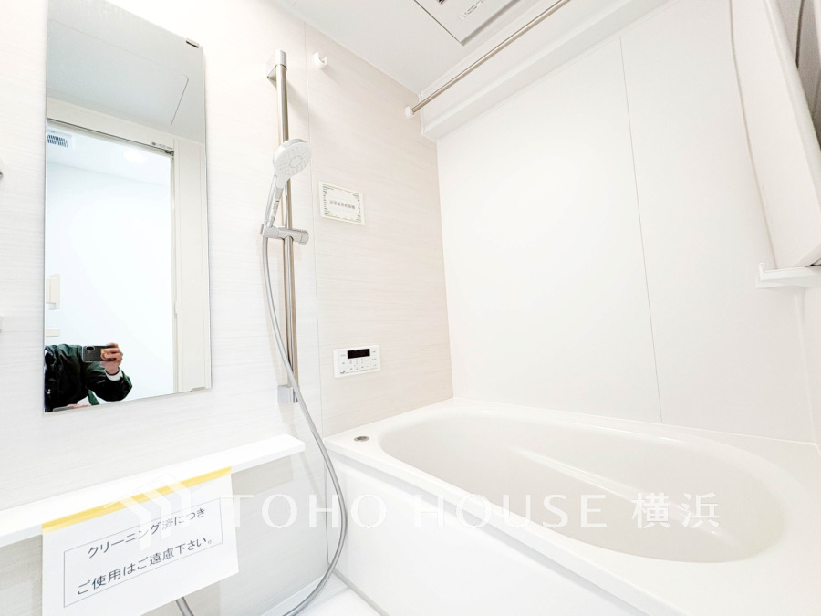 清潔感あふれる白を基調とした浴室。ゆったりとしたバスタブでリラックスできる空間が広がります。