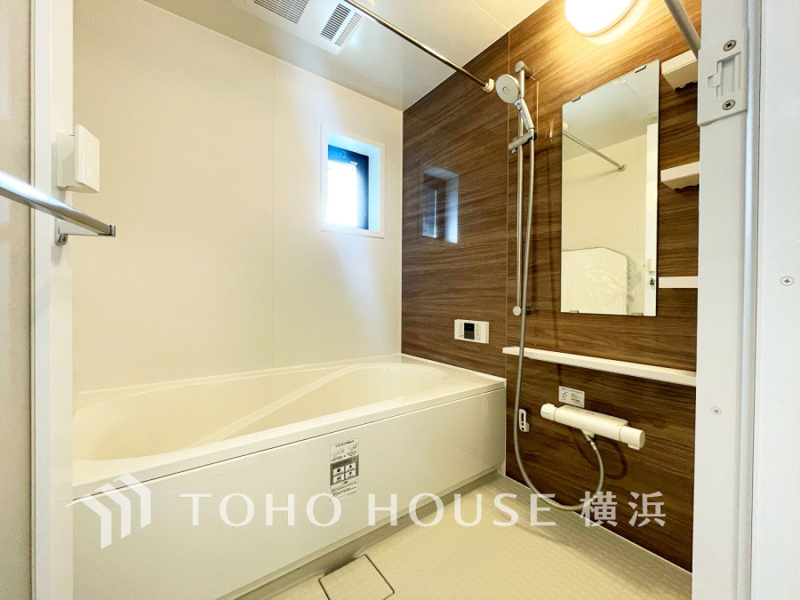 上質が感じられる質感とカラーリングで、清潔な空間美を実現。一日の疲れが癒される優雅なバスタイムを堪能できるゆとりあるバスルームです。