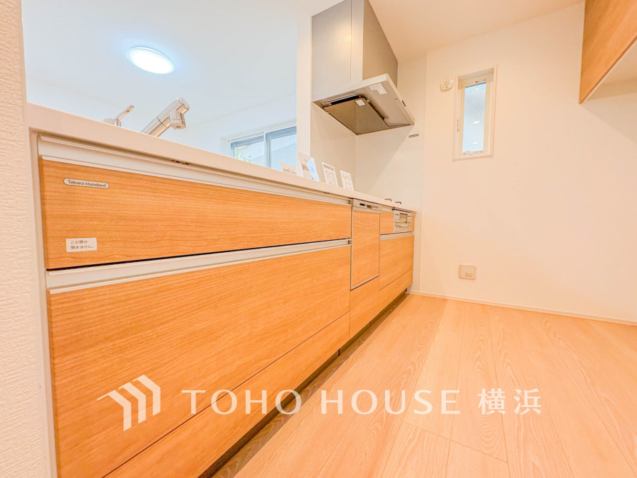 家事動線やリビングとのつながりに配慮し、食事の準備や片付けなどの家事を楽しくするキッチンスペースに仕上げました。