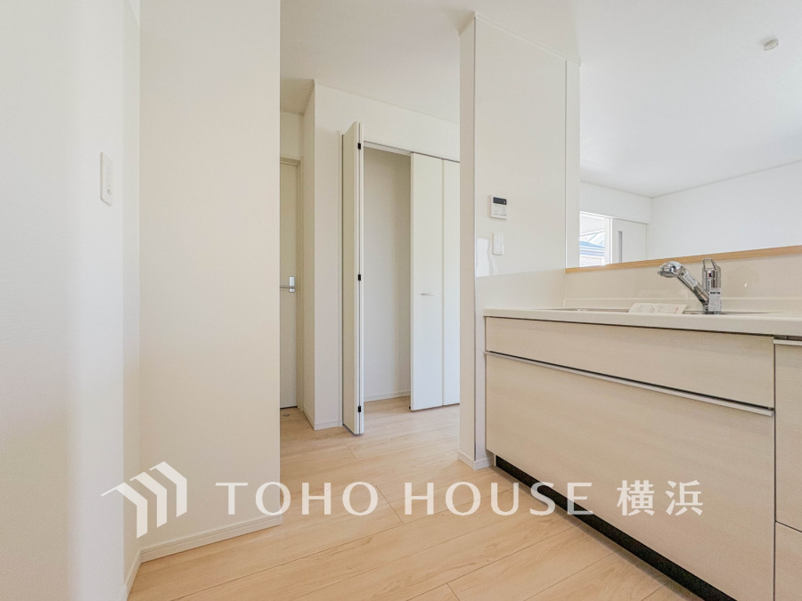 機能性とデザイン性を兼ね備えたシステムキッチン。リビングとの一体感も考慮され、美しい空間が実現。
