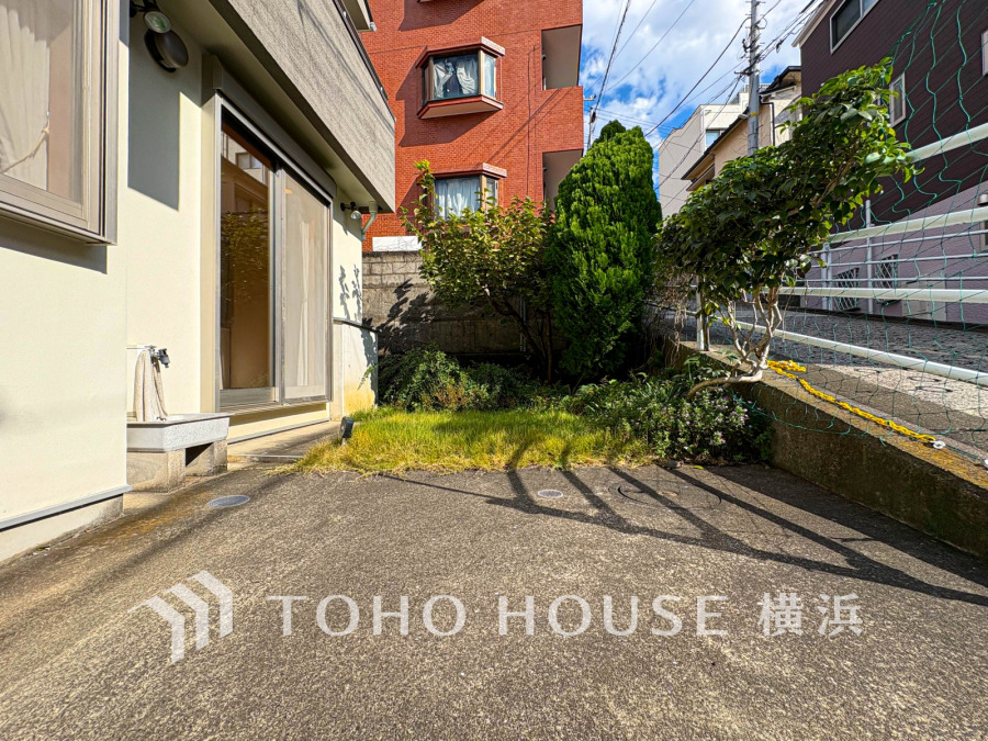 ゆったりとした駐車スペースを確保いたしましたので、大きめのお車でも駐車可能です。自転車やバイクなど、ゆとりのある敷地で置き場所に困ることはないでしょう。