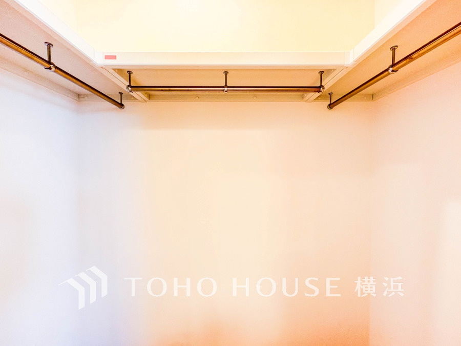 洋服やバッグなどかさばる物を大量に収納できます。タンスなどの収納家具を置かずに済むので、お部屋を丸ごと使えてスッキリ♪