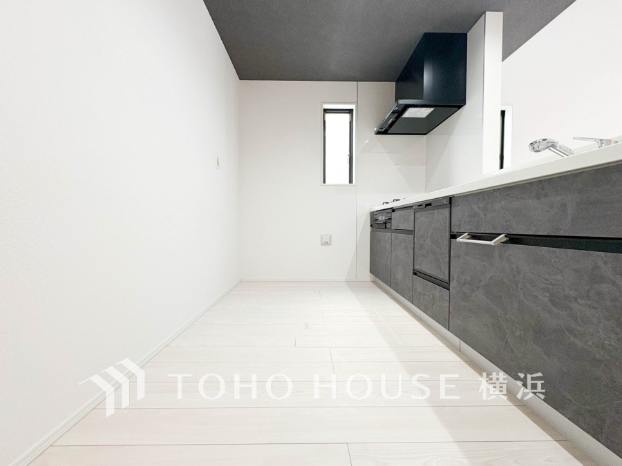 対面キッチンの裏には大型の冷蔵庫や家具を配置しても充分な広さを確保しております。
