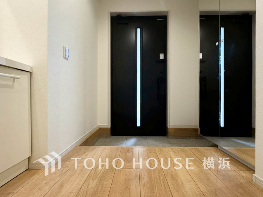 上質感漂う玄関と廊下。居住者の帰り、訪れる方を優しく迎える・安らぎに満ちた生活空間を予感させる。健やかな暮らしを楽しめそう