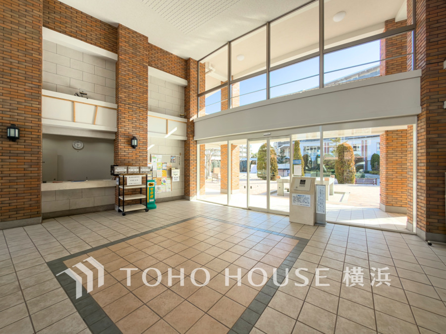 広々としたエントランススペース。柔らかな光溢れる開放的な空間です。
