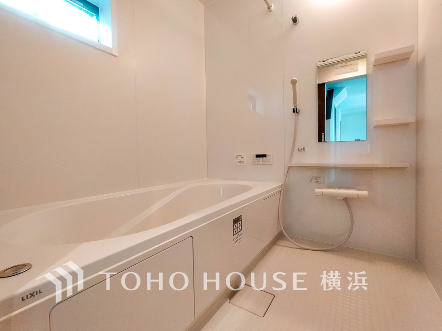 上質が感じられる質感とカラーリングで、清潔な空間美を実現。一日の疲れが癒される優雅なバスタイムを堪能できるゆとりあるバスルームです。