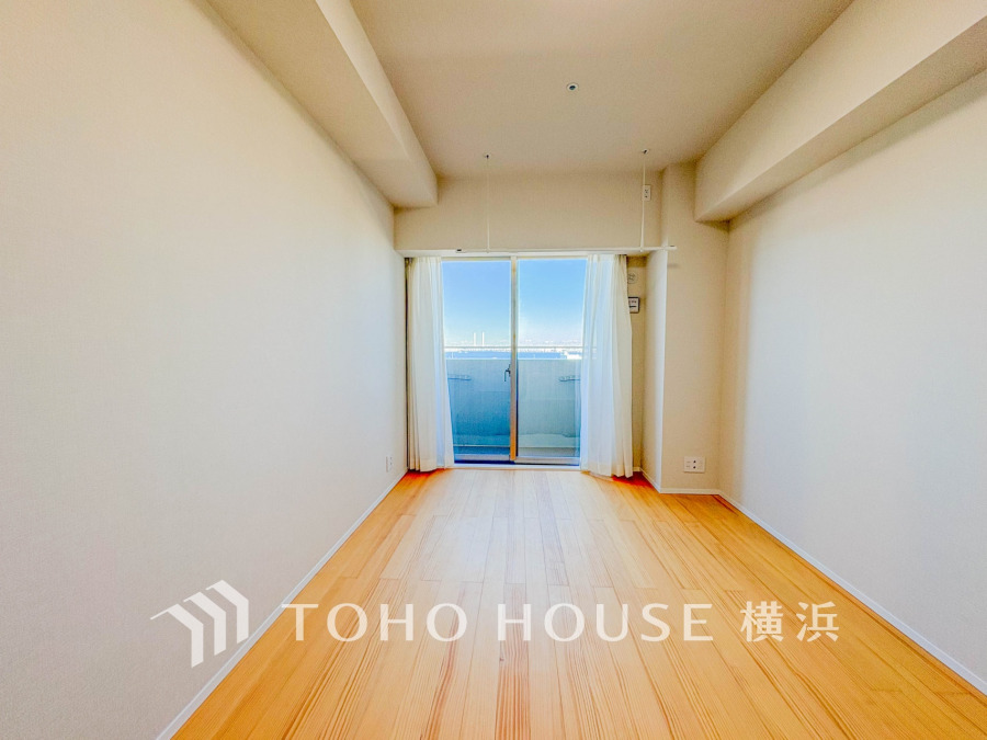 バルコニーに面した明るい洋室は8.9帖のゆとりある空間。WIC付きです。
