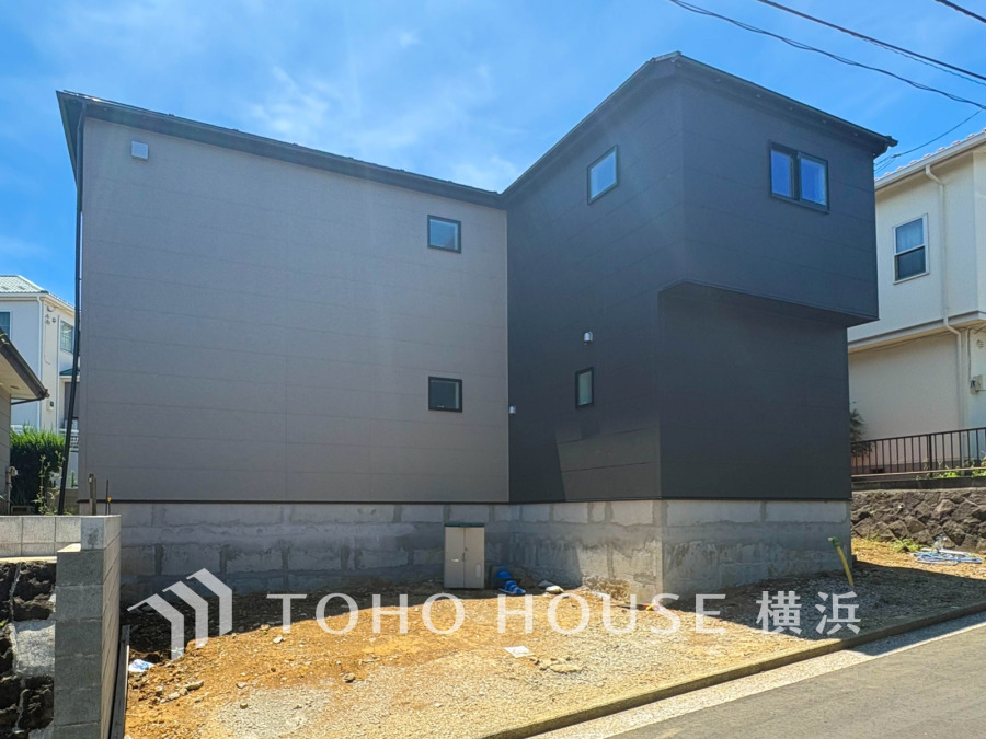 広々56坪超の敷地に建つお住まい。カースペースには3台駐車可能です。（車種によります）