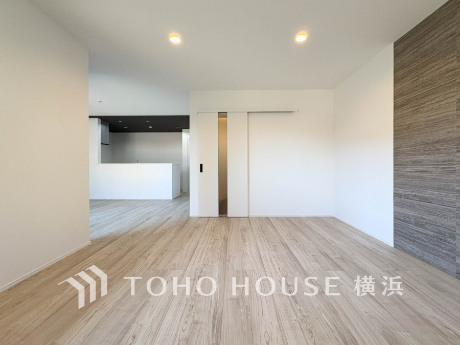 ナチュラルな木目調フローリングと白壁が調和する、明るく開放的なリビング空間です。収納も充実。