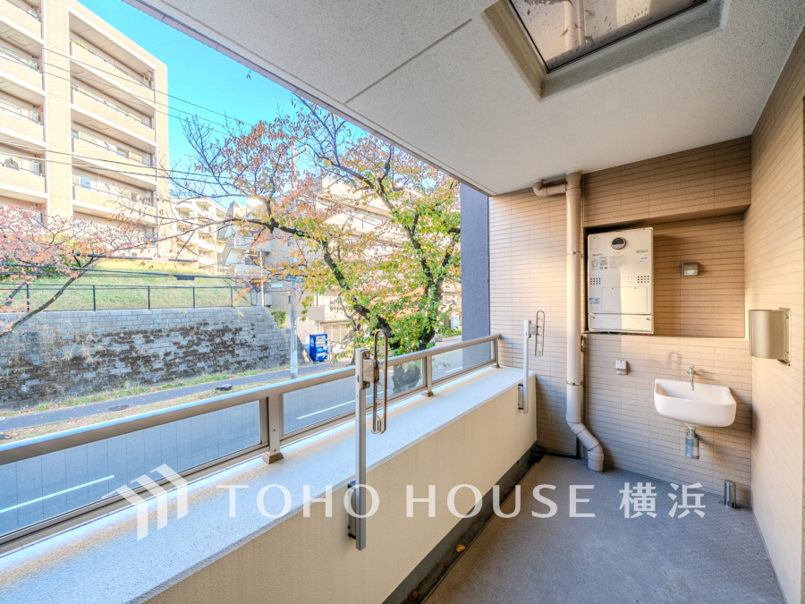 たっぷりと出幅をとったゆとりあるバルコニー空間は、開放的でありながらプライベート性も確保しています。
