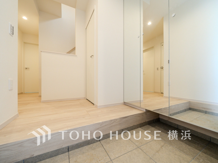 上質感漂う玄関と廊下。居住者の帰り、訪れる方を優しく迎える・安らぎに満ちた生活空間を予感させる。健やかな暮らしを楽しめることでしょう。