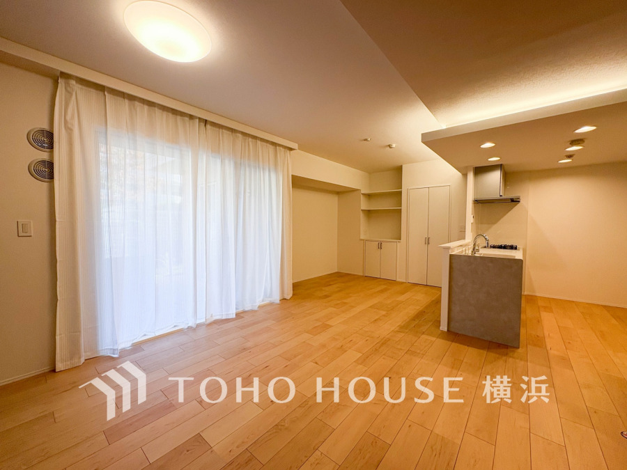 広々としたリビングダイニングは、シックでモダンな内装。落ち着いた雰囲気に包まれて、伸びやかな空間の中で、ゆったりと家族団らんのひとときを過ごせます。