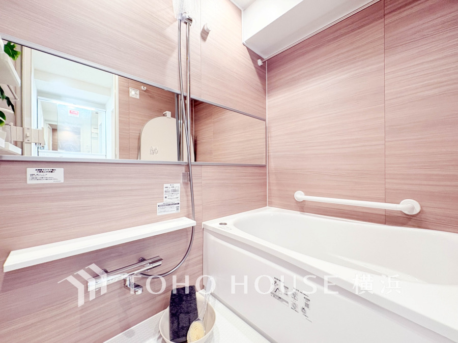 木目調の壁が温かみを演出する清潔感あふれるバスルーム。快適なバスタイムを実現します。