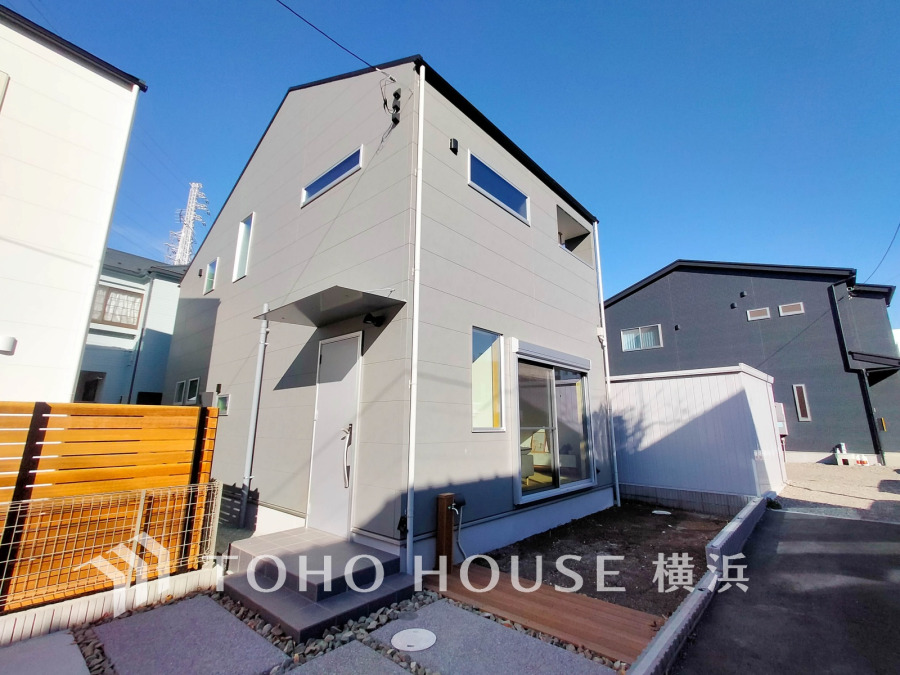 堂々たる趣ながら、主張し過ぎずどこか余裕を感じさせるシャープなフォルムで佇む邸宅は、晴天の空と照らし合わせる事で、本来あるべき完成形の姿を見せてくれます。 