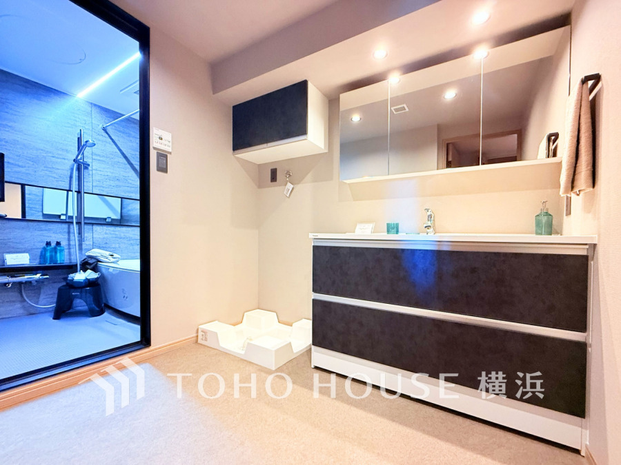 スタイリッシュな洗面台と収納で使いやすく、隣接の浴室はゆったりとしたくつろぎ空間を実現しています。