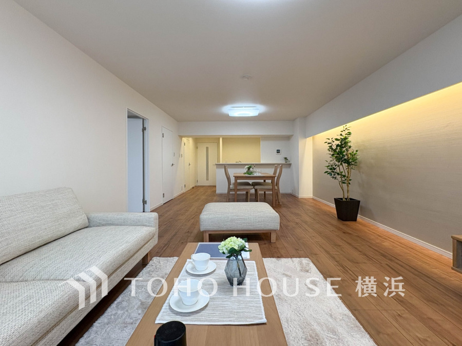 和やかで洗練された空間演出。寛ぎとコミュニケーションを育む場所。柔らかな陽射しが広がり、室内に開放感と爽快感をもたらします。