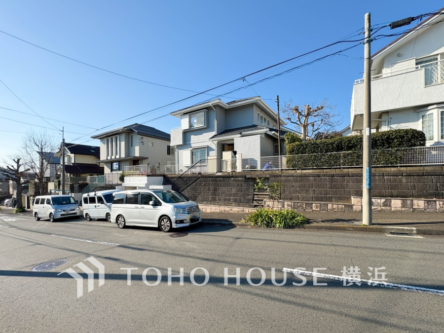 その邸が魅せる、気品・上質・重厚感・極細やかさ、そのすべては訪れた者に安らぎと品性を与える特別な空間です。ここに住むからこそ意味がある。すべての（始まり）をここから迎えます。