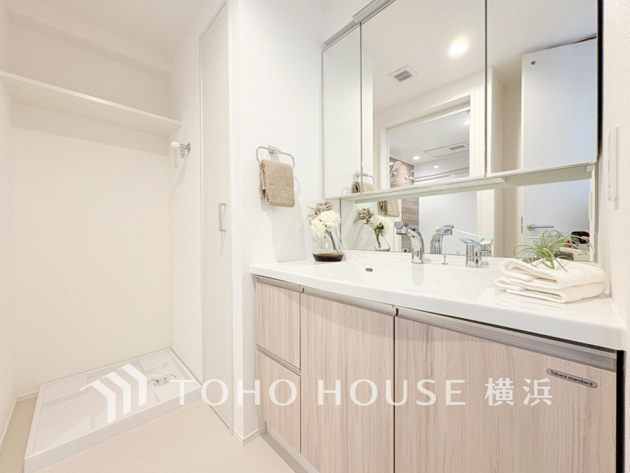 一日の始まりと終わりを心地よく演出してくれるパウダールーム。新規交換された洗面化粧台は美しく使いやすい機能が備えられています。
