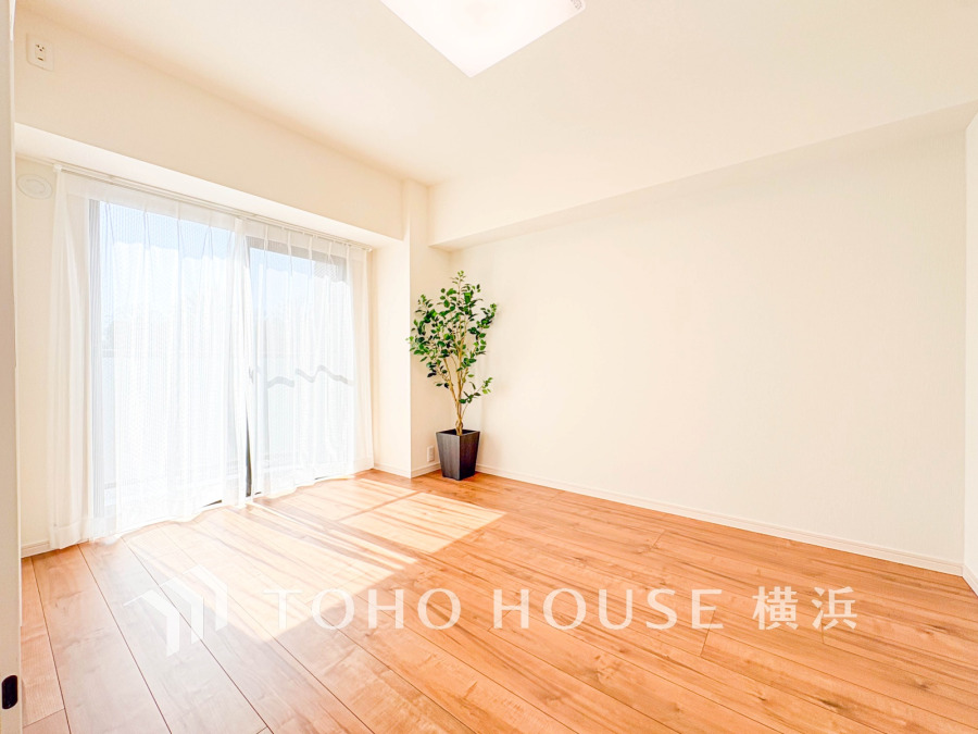 バルコニーに面した明るい洋室。穏やかな陽射しが、ゆったりとした寛ぎの時間を包みます。
