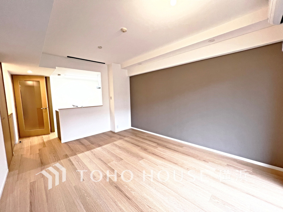 穏やかな時間の流れを楽しみ、寛ぎと笑顔が溢れるリビング。会話を楽しみ、ご家族の何気ない日常にいつもあたたかな幸せの花を添えます。