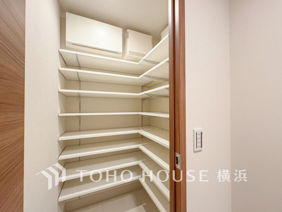 玄関には、ご家族みんなの靴をたっぷりと収納することができるシューズインクローゼットをご用意しました。さらに場所をとるベビーカーやゴルフ道具なども収納できるので、玄関まわりはいつもすっきり。