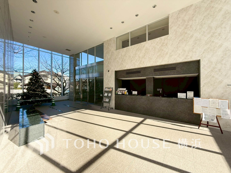 エントランスは毎日の行き帰りで使う大事な空間です。明るい基調で華やかなデザインなので、毎日も気持ちよく、またご友人なども素敵に迎え入れられます。