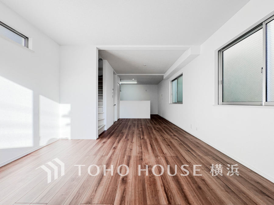 明るい自然光が差し込む、広々としたシンプルモダンなリビングダイニング空間です。