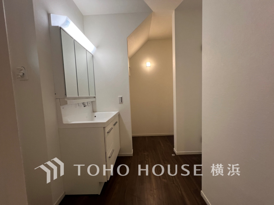 ご家族の1日が始まり、1日の終わりを締めくくる洗面空間。洗濯機を配置しても十分なスペースを確保した設計となっております。