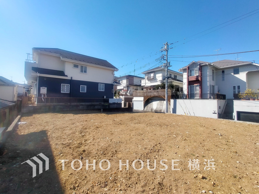 開放感あふれるゆったりした土地。周辺は閑静な住宅街で、落ち着いた暮らしを愉しめそうです。