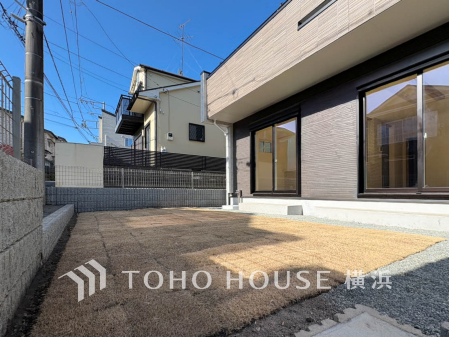 綺麗にデザインされたお洒落なお庭スペース。広さもあるのでお子様が遊んだり、ペットと戯れたりと楽しい時間を過ごせます。