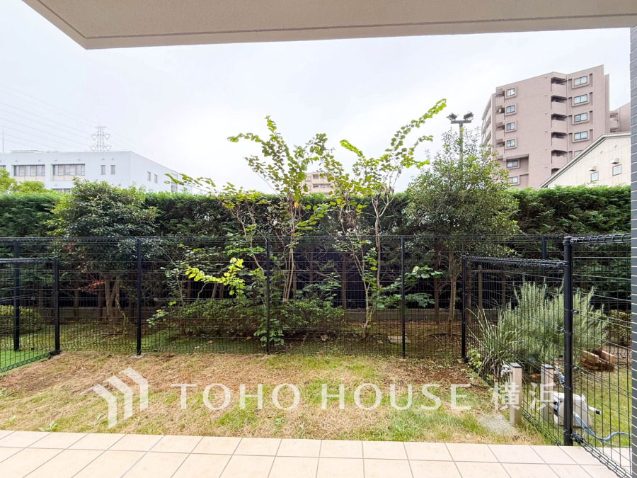 プライベートガーデンを望む窓辺。小さなお子様がお庭で遊ぶ様子をテラスから見守る、そんな暮らしも♪