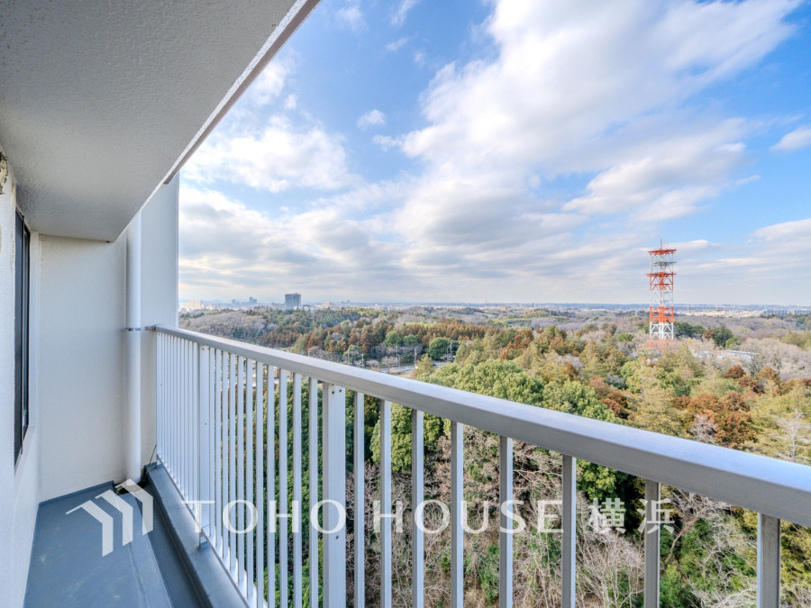 開放感溢れる眺望が広がる最上階のお住まい。両面バルコニーにつき、通風＆採光も良好です。