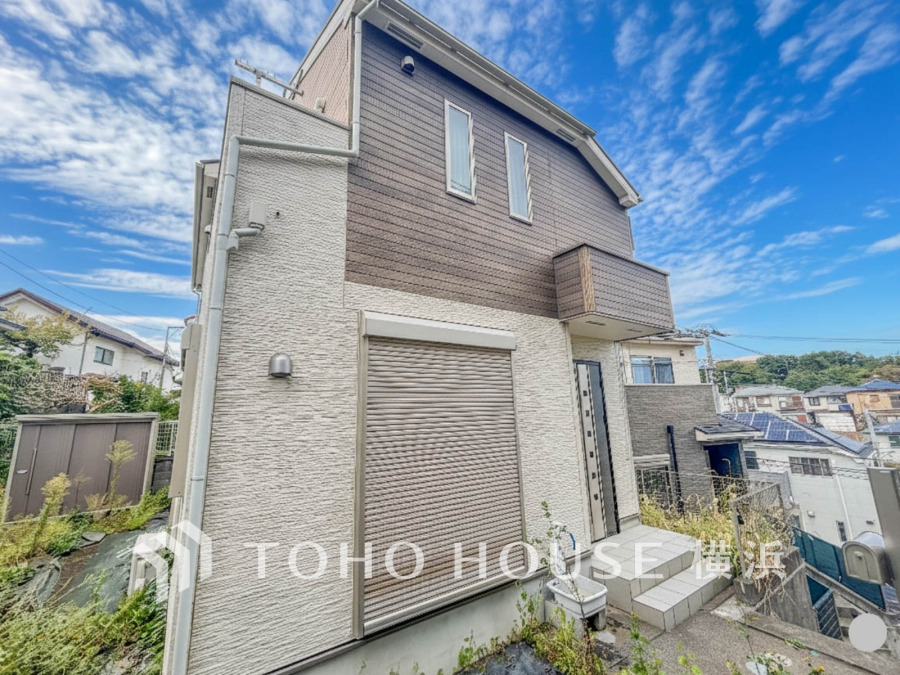 時代の流れに惑わされないシックなカラートーンで街並みに溶け込む外観は、主張し過ぎず、また平凡になり過ぎず絶妙なコントラストで輝きを放ちます。