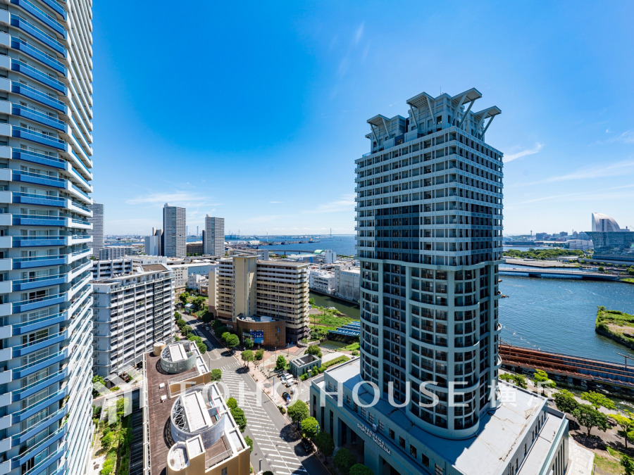 【横浜】の海の風景を広く一望できる魅力の眺望は、開放的でお住まいの価値の一つでもあります。朝も昼も夜も異なった表情を見せる街の風景は、心豊かな毎日を彩ってくれることでしょう。
