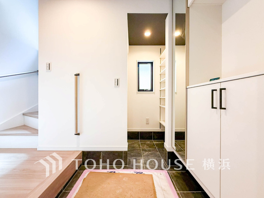 居住者の帰り、訪れる方を優しく迎え、やすらぎに満ちた生活空間を予感させる。健やかな暮らしを楽しめそう。