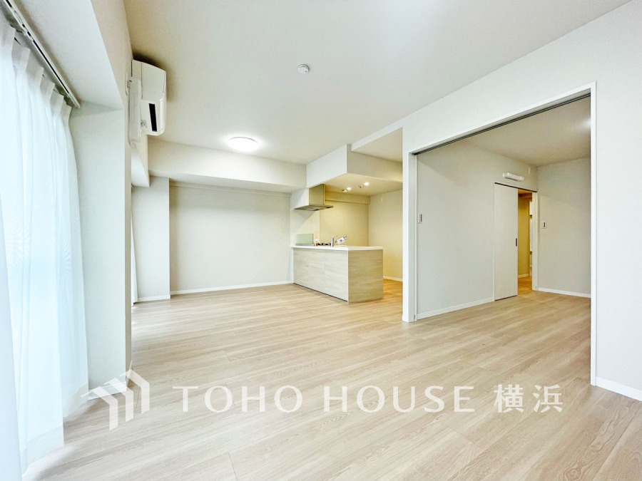 明るく開放的な空間が広がるLDK。室内には豊かな陽光が注ぎ込み、爽やかな住空間を演出。
