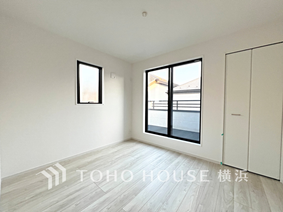 明るい光が差し込むシンプルで清潔感のある洋室。収納スペースも備え、快適な暮らしをサポートします。