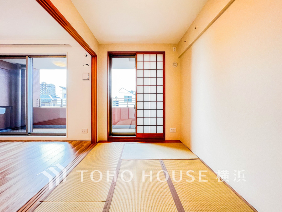 伝統的な日本情緒のある、温かみと落ち着きが感じられる和室です。来客時や一息つきたいときなどに利用できる用途多様な空間です。