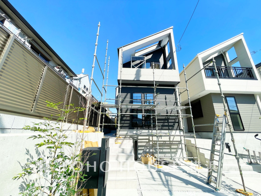 【2026年3月撮影】堂々たる趣ながら、主張し過ぎずどこか余裕を感じさせるシャープなフォルムで佇む邸宅は、晴天の空と照らし合わせる事で、本来あるべき完成形の姿を見せてくれます。 