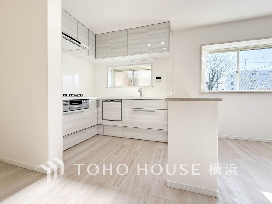 清潔感あふれるL字型キッチン。カウンター付きで使いやすさに配慮した設計です。