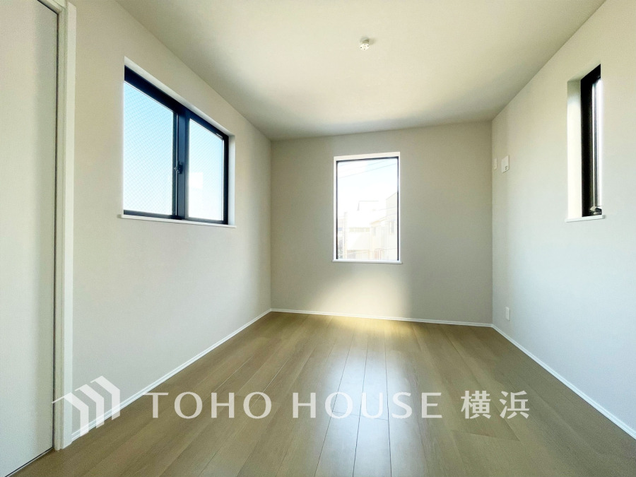 過ぎ行く時間をゆったりと感じることができる落ちついたプライベートルーム。リビングで楽しく過ごした後はゆっくり寛ぎの時間を満喫できます。静かな環境でリラックスタイムを愉しんで。