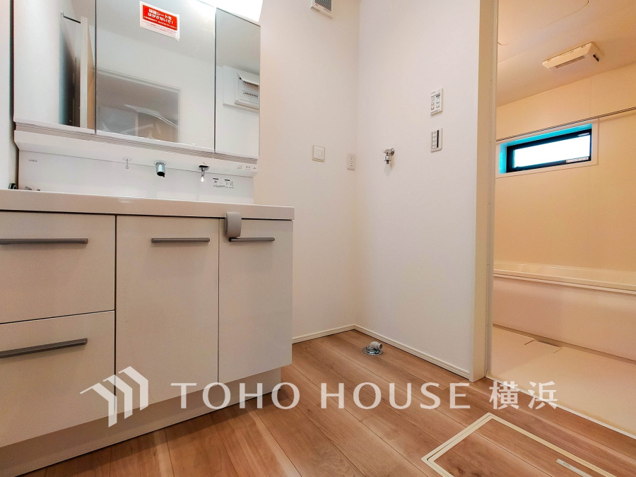 使いやすい機能が備えられた清潔感溢れる洗面空間。収納も充実しています。
