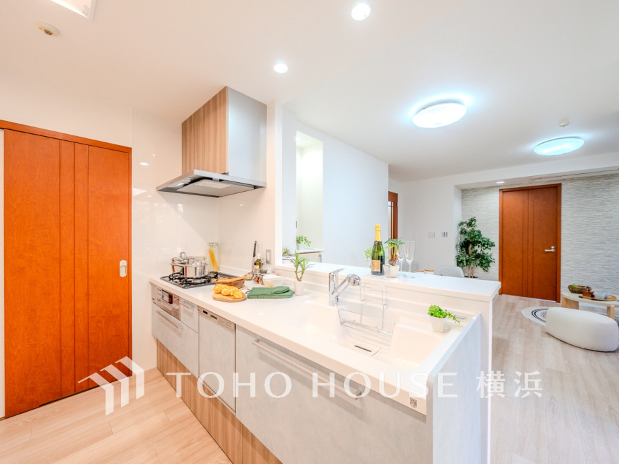 機能性とデザイン性を兼ね備えたシステムキッチン。リビングとの一体感も考慮され、美しい空間が実現。
