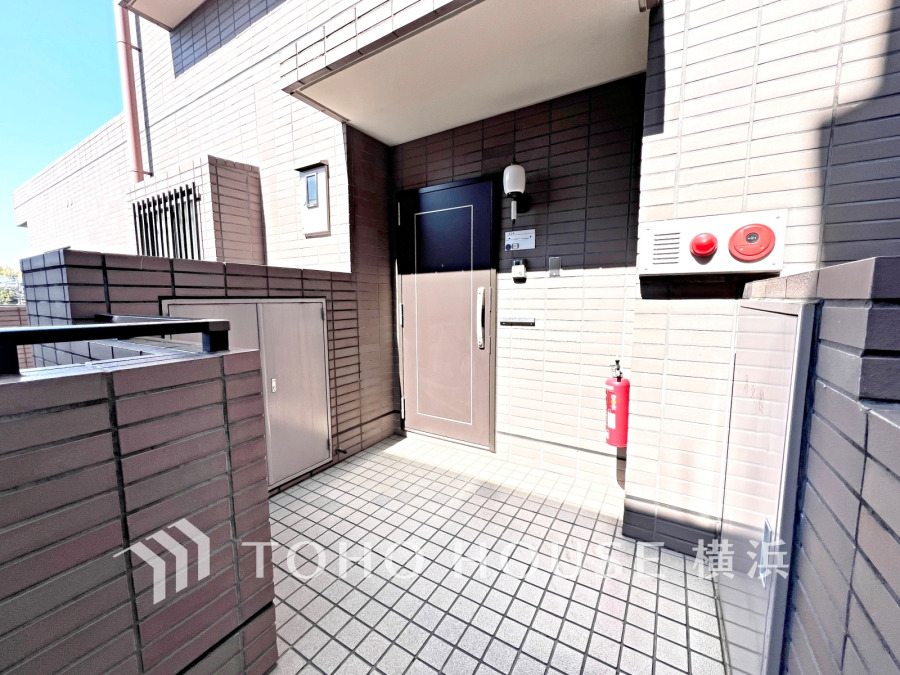 プライベート感高まる玄関ポーチ。広めのスペースでゆったりとした出入りが可能です。