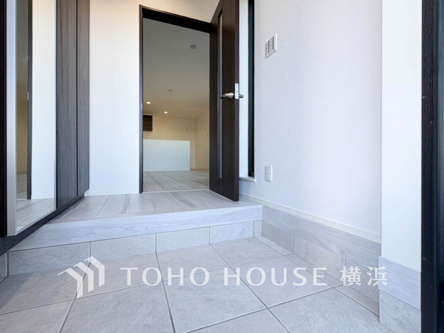 お客様をお迎えする玄関は落ち着いた雰囲気。帰りに着くたび洗練されたテイストの空間に迎えられ誇りと喜びを感じる玄関まわりです。（