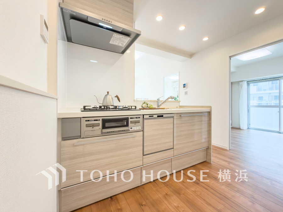 新規交換された清潔感溢れるシステムキッチン。リビングが見渡せるスタイリッシュな対面式キッチンです。
