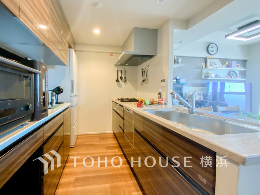 使い勝手の良い設備のキッチンで効率よくお料理もできます。食する料理に家族が舌鼓を打ち自然と笑いが絶えない空気感がそこに広がります。