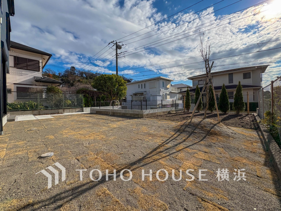 広々としたお庭。たっぷり降り注ぐ日差しの下ガーデニングやバーベキューを楽しんだり、大切な家族やペットと楽しく安らぐ休日を過ごせそうですね。