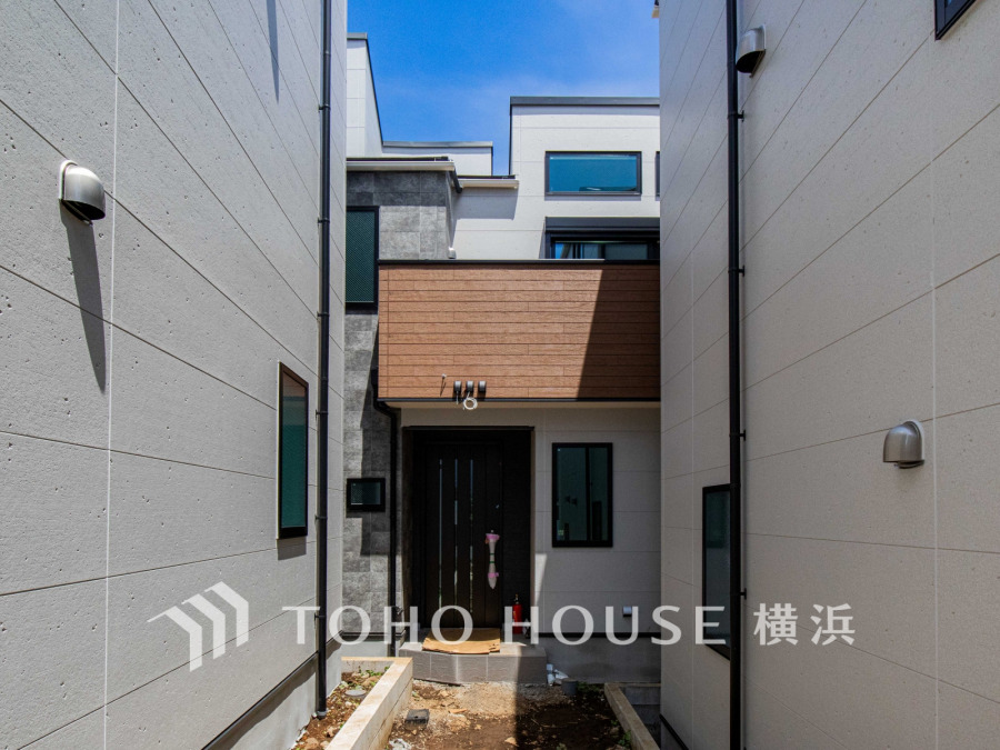 通りから一歩入った位置に建つお住まいなので、外からの視線が気になりにくく、プライバシーが保たれる印象です。