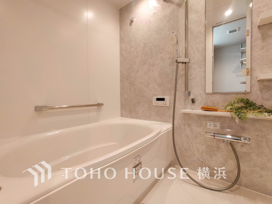 1日の疲れを取り心身を癒すことができる住まいの中のリラクゼーション空間、バスルーム。心からゆったりと寛いでいただけるよう、柔らかな色合いで仕上げています。